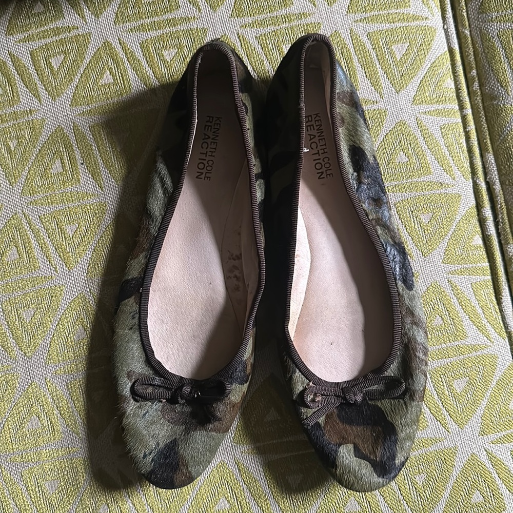 Kenneth Cole Reaction. Size 7M. Army print, used.